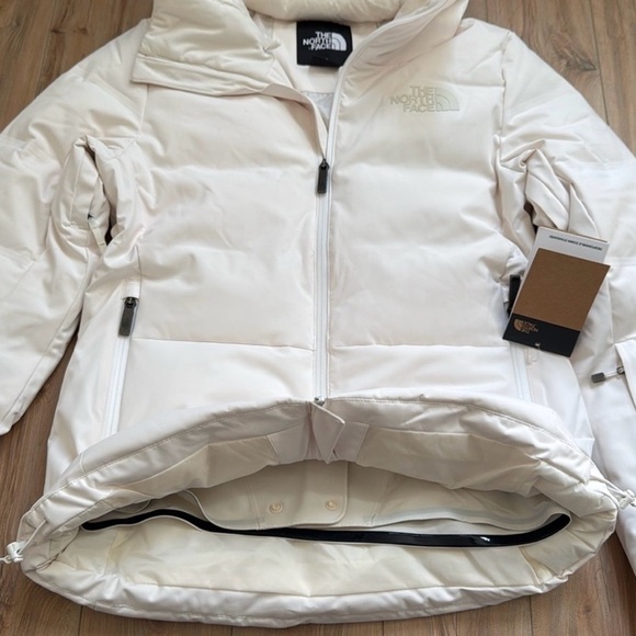 The North Face Women's Off-White Puffer Jacket - Picture 4 of 6